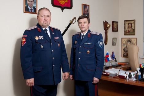 Ataman Sergey Shishkin (kiri) dan Wakil Ataman Perkumpulan Masyarakat Cossack Distrik Tenggara Vasily Solovyev. Foto: Anton Churochkin